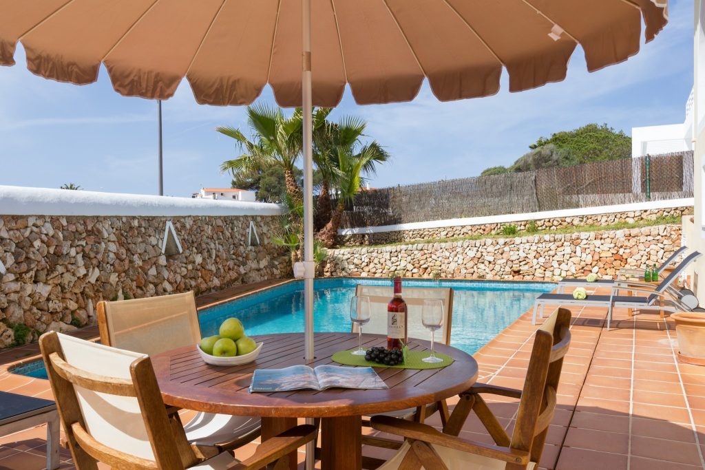 28. Terraza y piscina