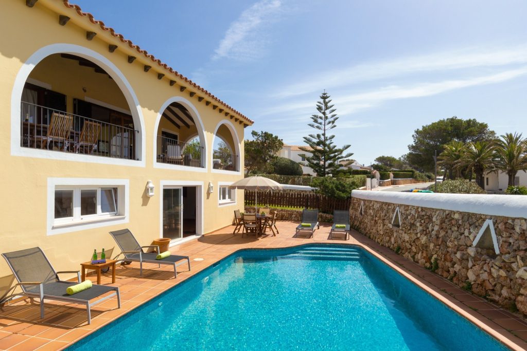 3. Fachada y piscina