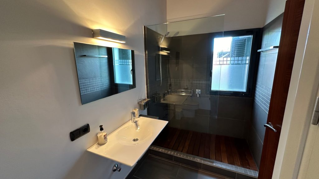 40_interior sa vinya baño hab1