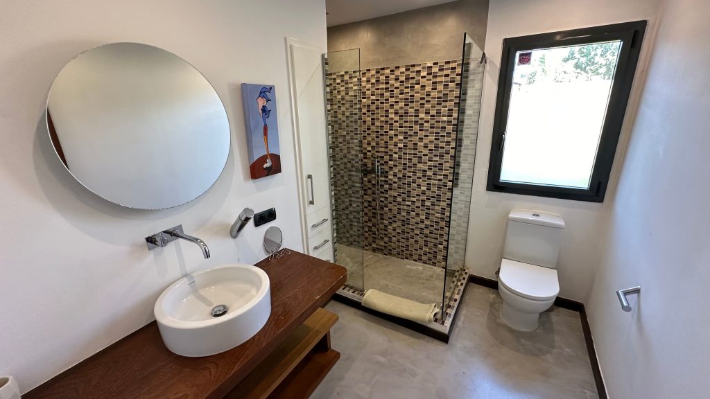 54_interior sa vinya baño hab4
